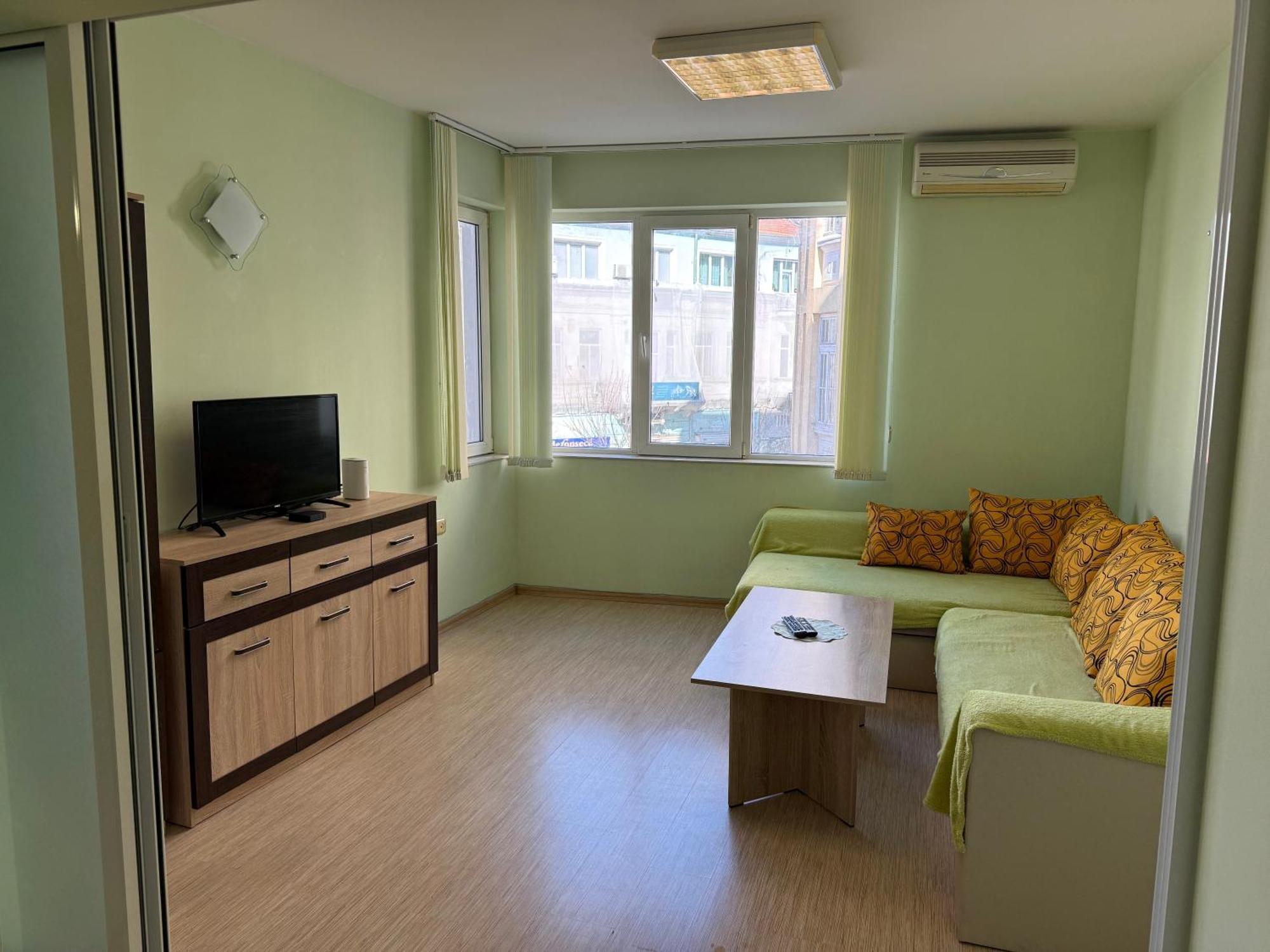 Apartment Apparent On The Main Street Warna