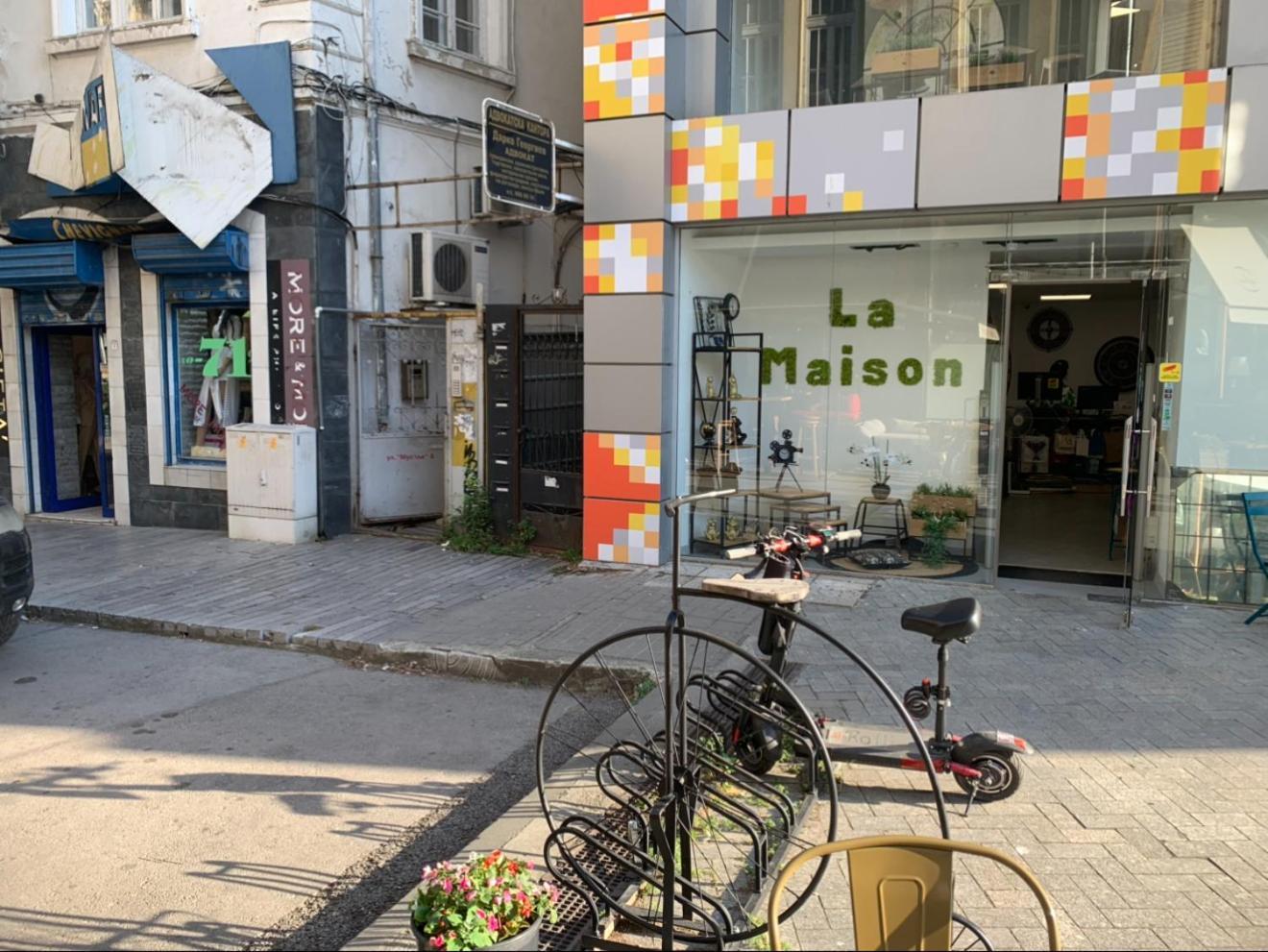 Apartment Apparent On The Main Street Warna